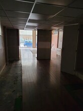 Retail in Lyon to rent Interior Photo- Image 2 of 5