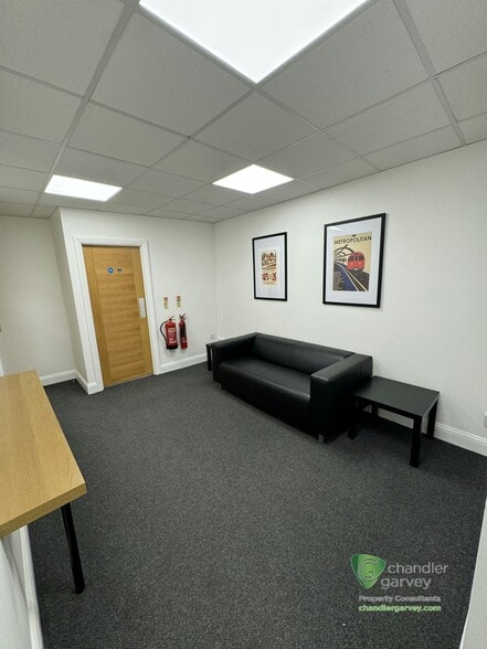 63-65 Woodside Rd, Amersham to rent - Building Photo - Image 3 of 12