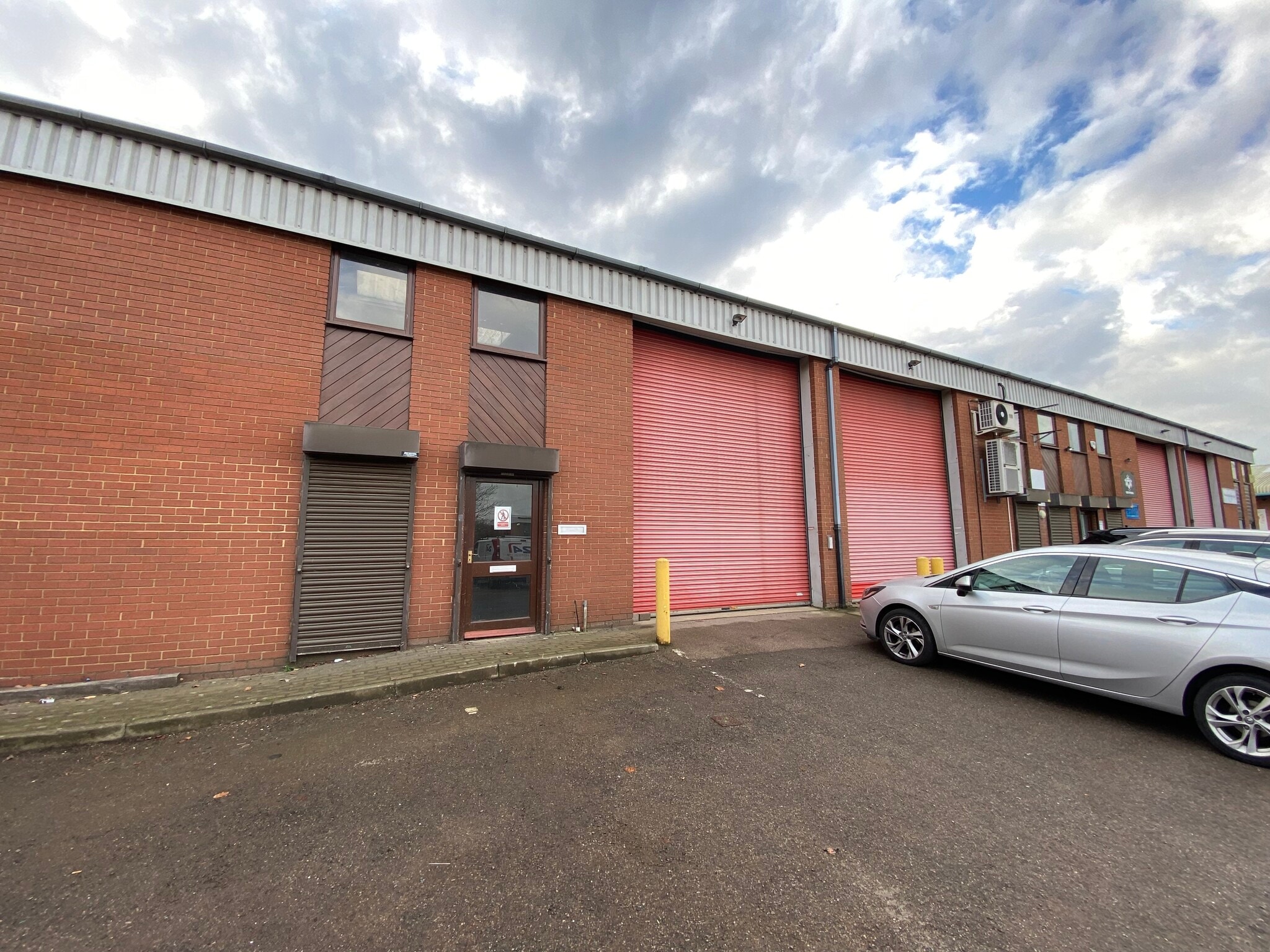 32-36 Knowl Piece, Hitchin to rent Building Photo- Image 1 of 5