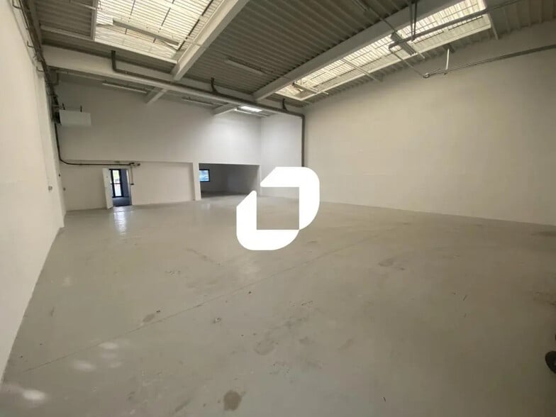 Light Industrial in Lieusaint to rent - Interior Photo - Image 2 of 10