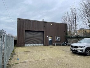 5 Manor Rd, London to rent Building Photo- Image 2 of 8