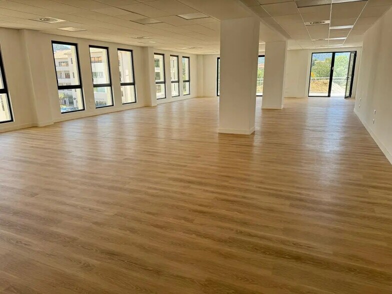 Office in Aubagne to rent - Building Photo - Image 3 of 9