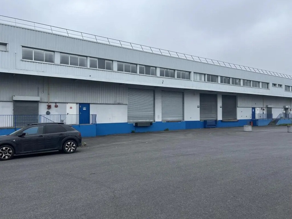 Location Entrepôt 1 340 m² - Photo 1