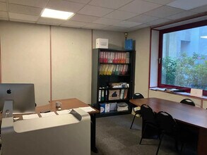 Office in La Garenne-Colombes to rent Interior Photo- Image 2 of 3