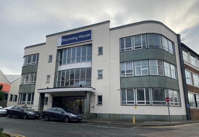 Crossley Rd, Stockport to rent - Building Photo - Image 1 of 1