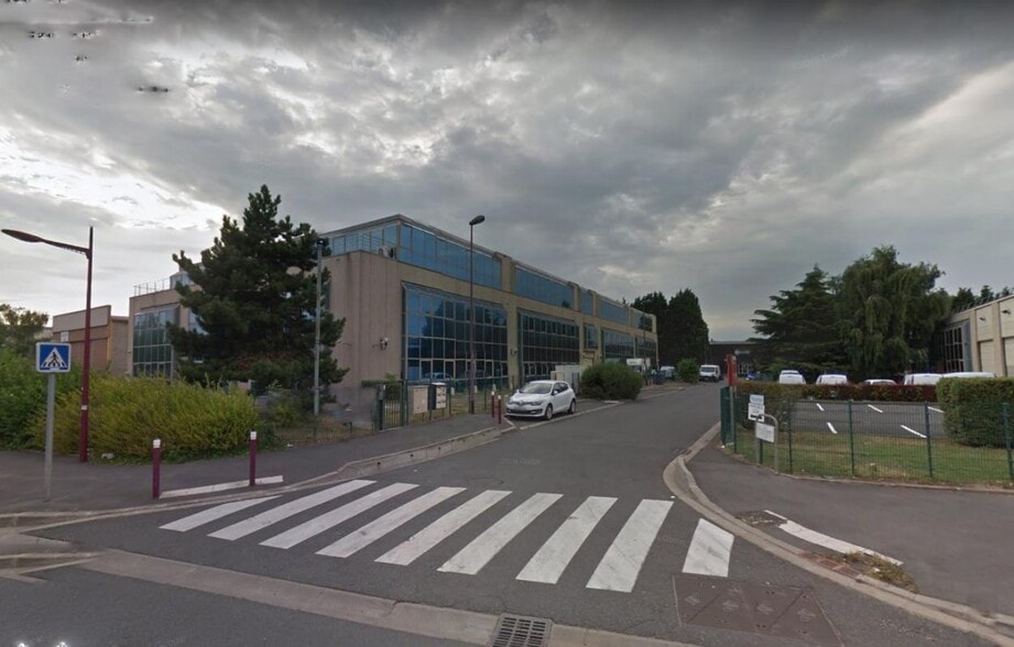 Light Industrial in Bezons to rent - Building Photo - Image 2 of 8