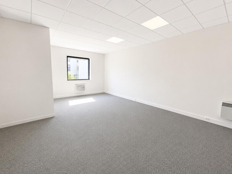 Office in Ivry-sur-Seine to rent - Interior Photo - Image 2 of 6