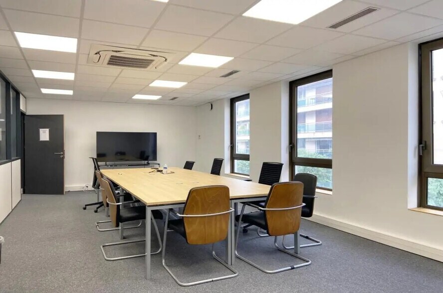 Office in Neuilly-sur-Seine to rent - Building Photo - Image 3 of 9