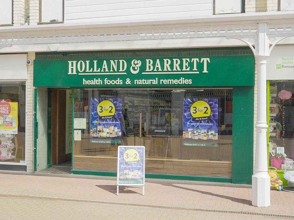 High St, Wickford to rent Building Photo- Image 1 of 3