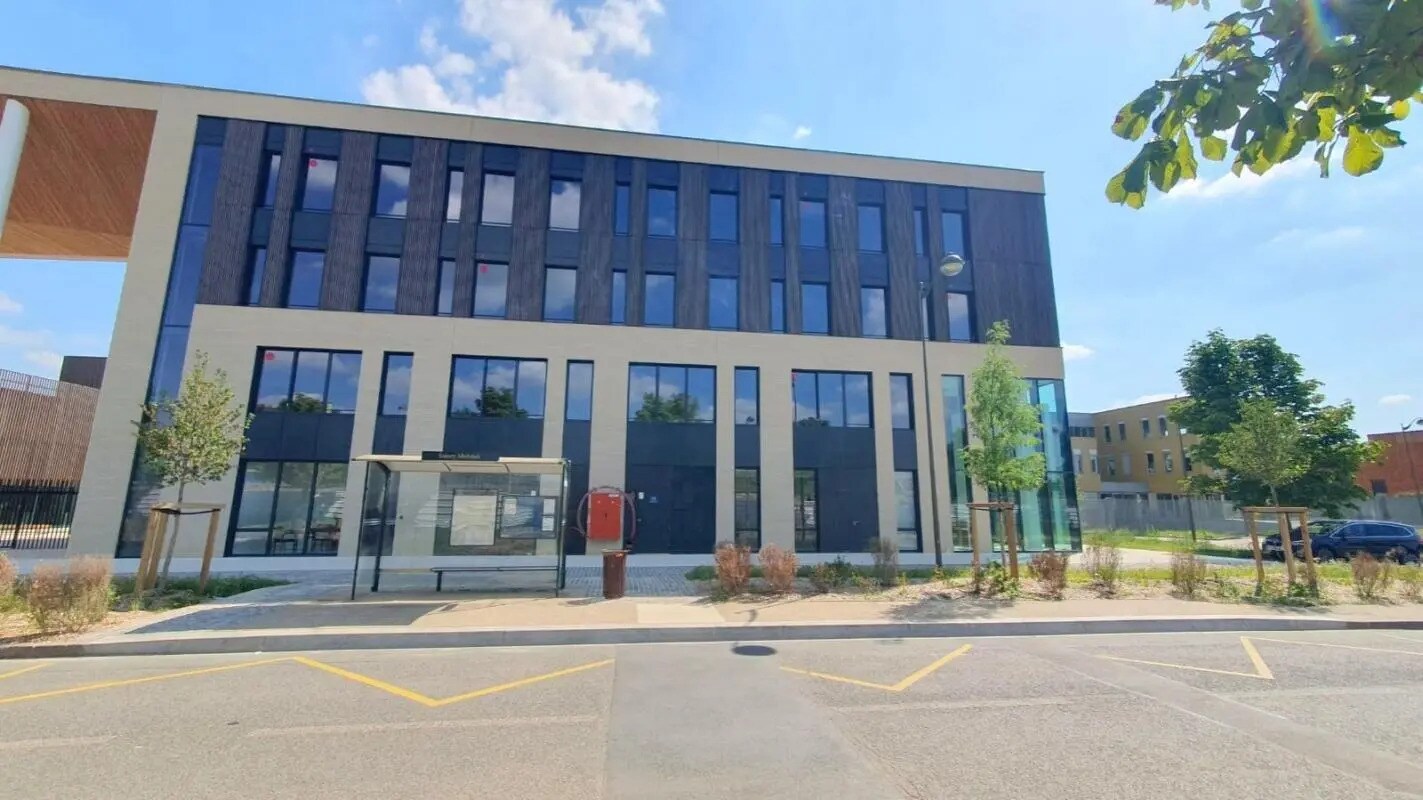 Office in Versailles to rent Building Photo- Image 1 of 16