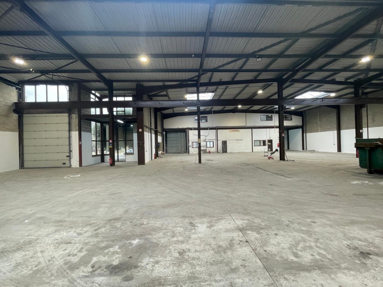 Light Industrial in Le Thillay to rent Building Photo- Image 1 of 16
