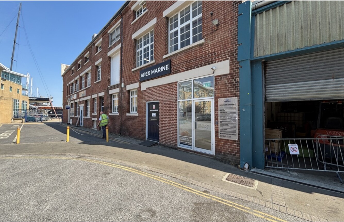 12 Mumby Rd, Gosport to rent Building Photo- Image 1 of 7