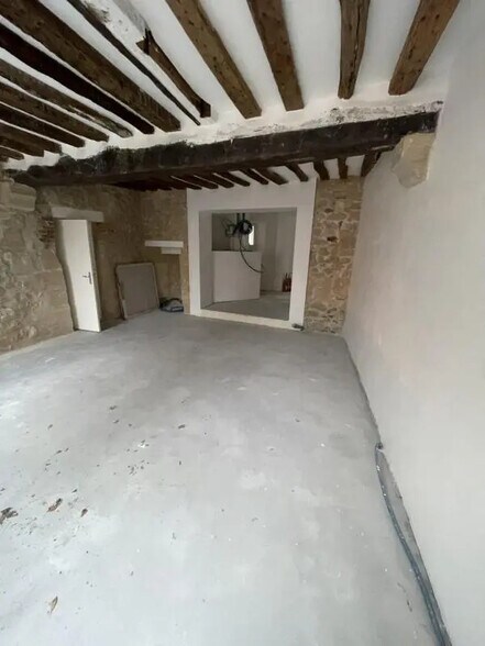 Retail in Rueil-Malmaison to rent - Interior Photo - Image 2 of 11
