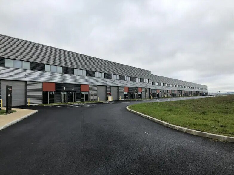 Light Industrial in Le Thillay to rent - Building Photo - Image 3 of 12