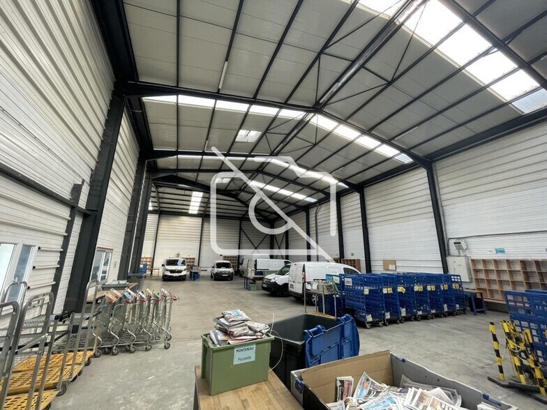 Industrial in Combs-la-Ville to rent - Building Photo - Image 3 of 13