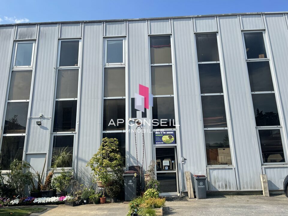 Office in Les Loges-en-Josas to rent Building Photo- Image 1 of 4
