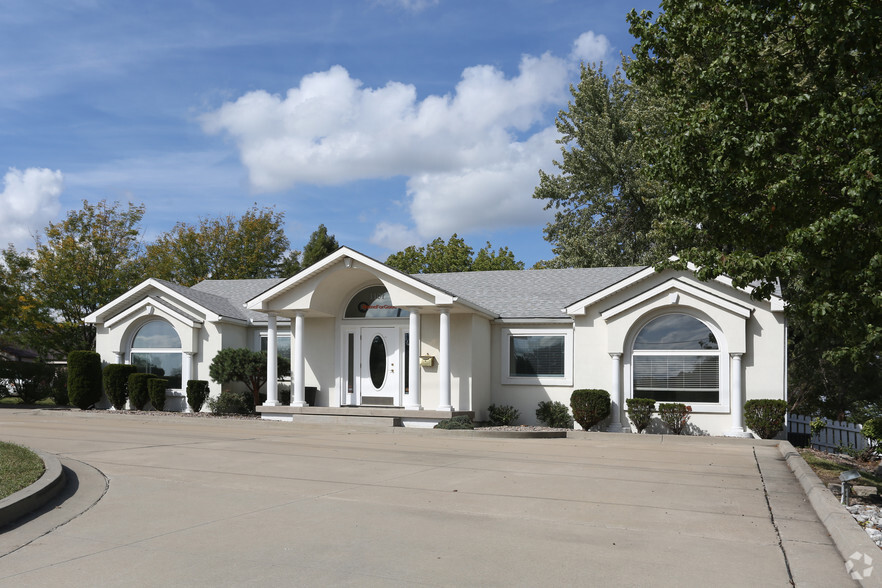 1101 W Us-40 Hwy, Blue Springs, MO for rent - Primary Photo - Image 1 of 15