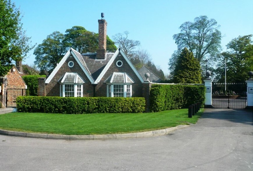 Houghton Hall, Dunstable for sale - Primary Photo - Image 1 of 1