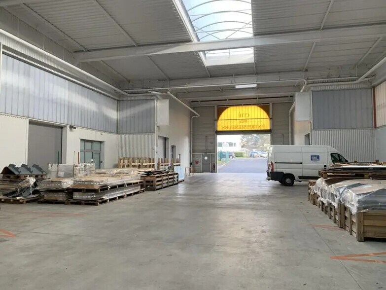 Light Industrial in Palaiseau to rent - Interior Photo - Image 2 of 8