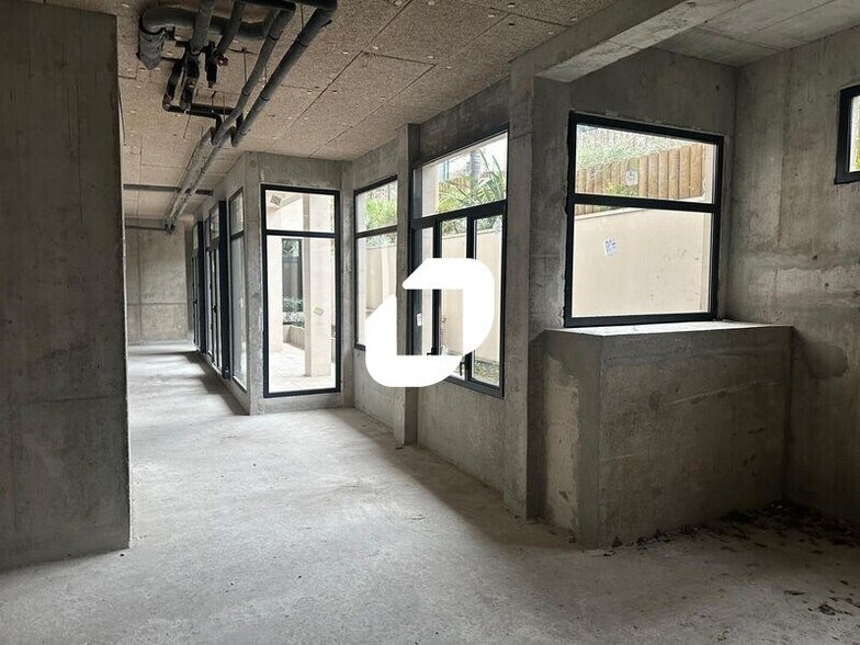 Retail in Clichy to rent - Interior Photo - Image 2 of 6