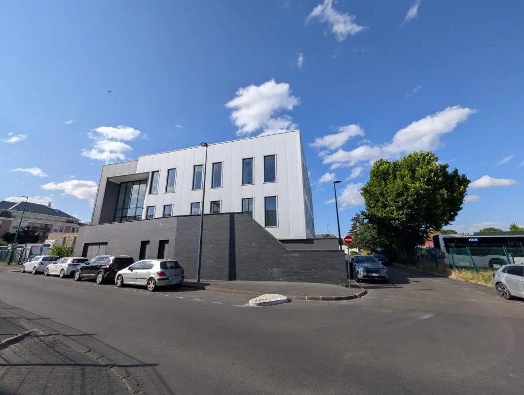 Office in Saint-Gratien to rent Building Photo- Image 1 of 15