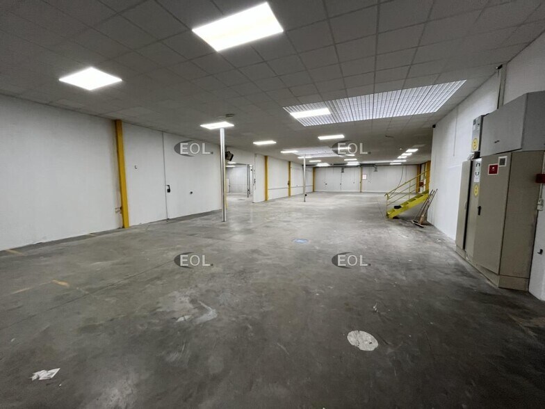 Light Industrial in Trappes to rent - Interior Photo - Image 3 of 7
