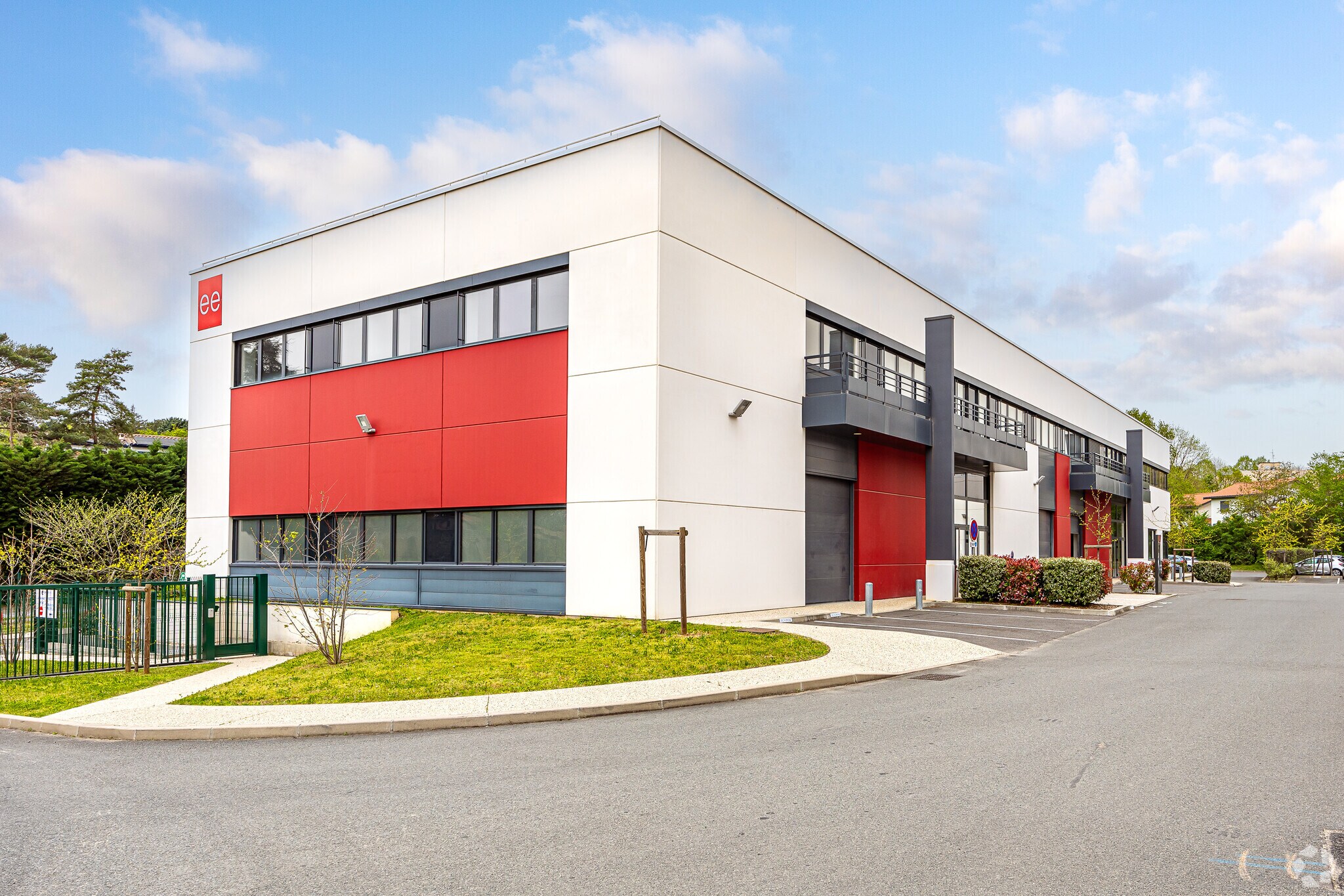 Office in Dardilly to rent Primary Photo- Image 1 of 3