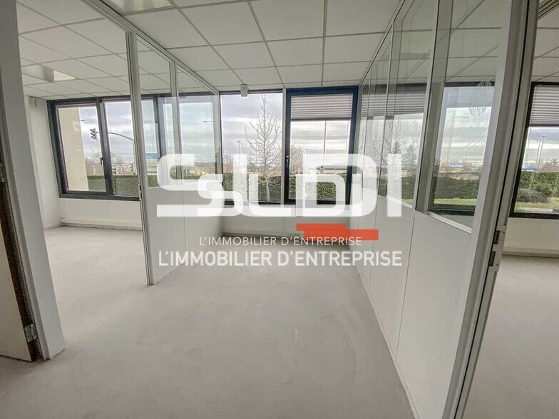 23 Rue Maryse Bastié, Bron to rent - Interior Photo - Image 3 of 8