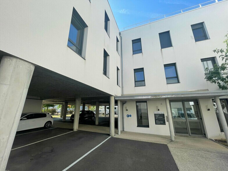 Office in Dardilly to rent - Building Photo - Image 1 of 5