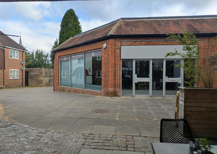 High St, Godalming to rent - Building Photo - Image 3 of 4