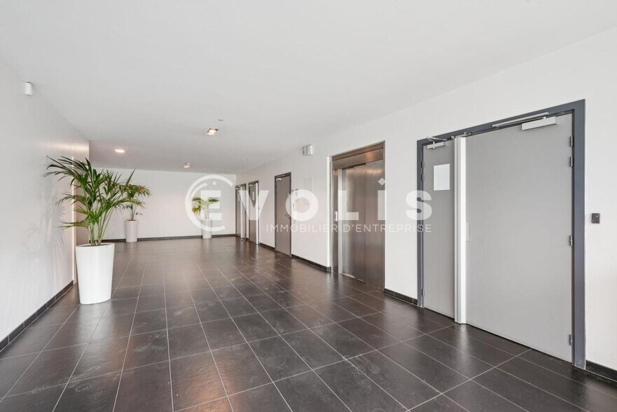 Office in Créteil to rent - Building Photo - Image 1 of 11