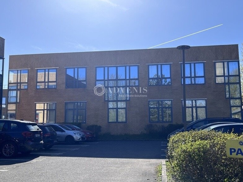 Light Industrial in Montigny-le-Bretonneux for sale - Building Photo - Image 2 of 5