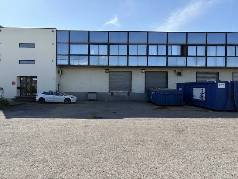 Light Industrial in Genas to rent - Building Photo - Image 1 of 8