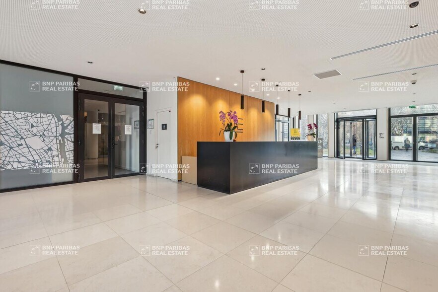 14-16 Boulevard Garibaldi, Issy-les-Moulineaux to rent - Lobby - Image 3 of 15