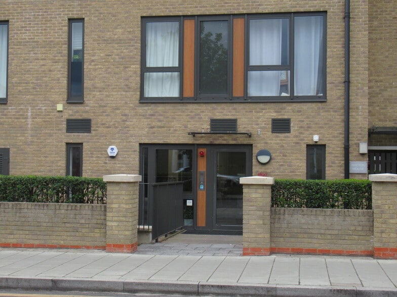 83 Hartfield Rd, London to rent - Building Photo - Image 1 of 1