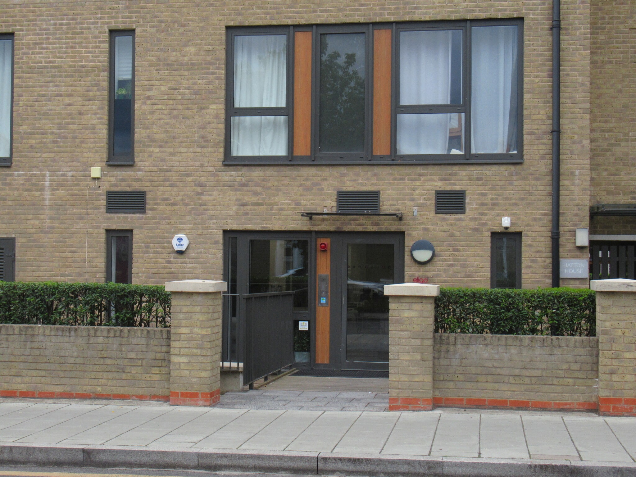 83 Hartfield Rd, London to rent Building Photo- Image 1 of 2