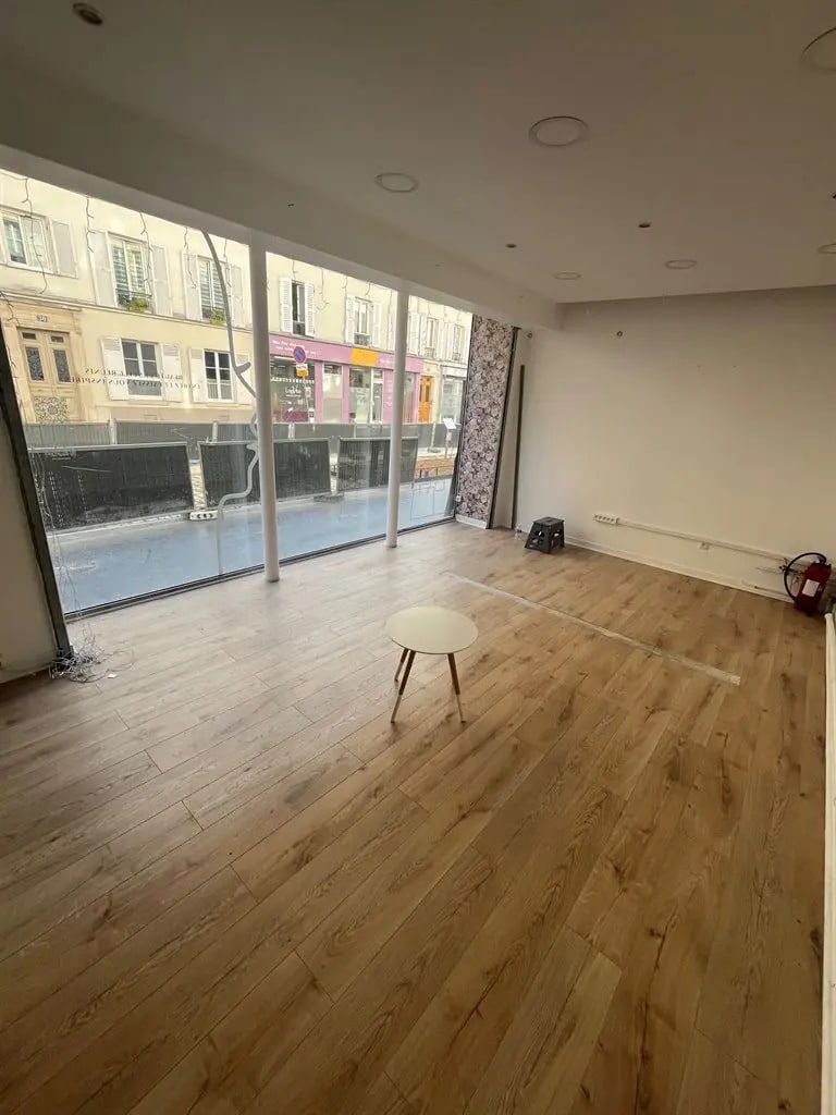 Retail in Paris for sale Interior Photo- Image 1 of 4