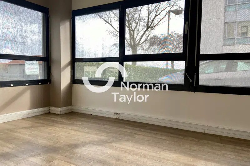 Office in Limas to rent Building Photo- Image 1 of 6