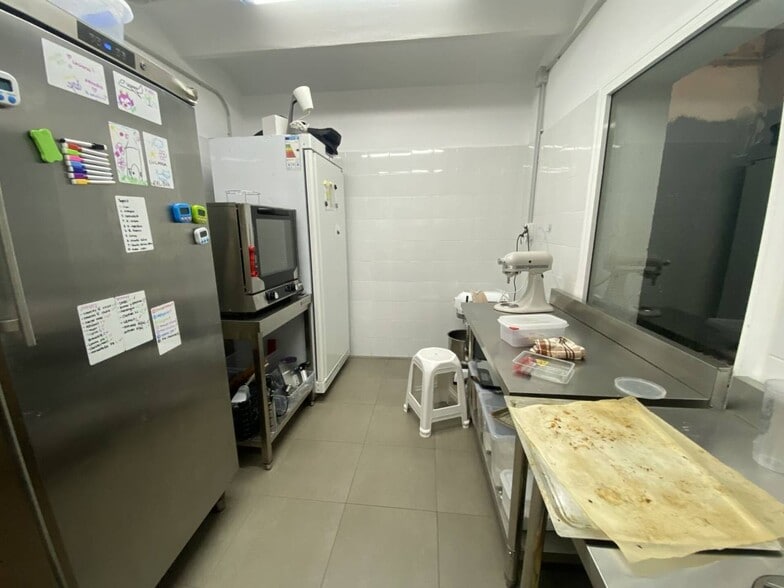 Retail in Barcelona, Barcelona to rent - Interior Photo - Image 3 of 4