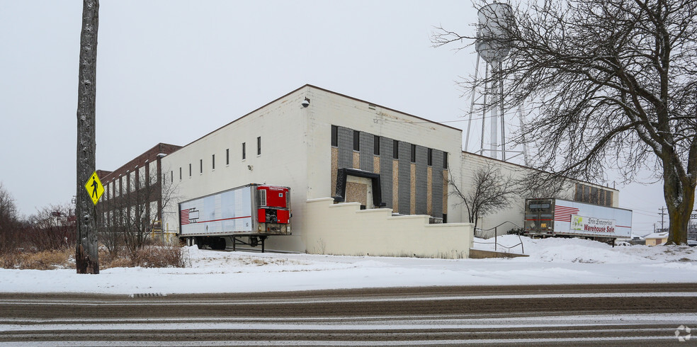 201-210 Second St, Kewaskum, WI for sale - Primary Photo - Image 1 of 1