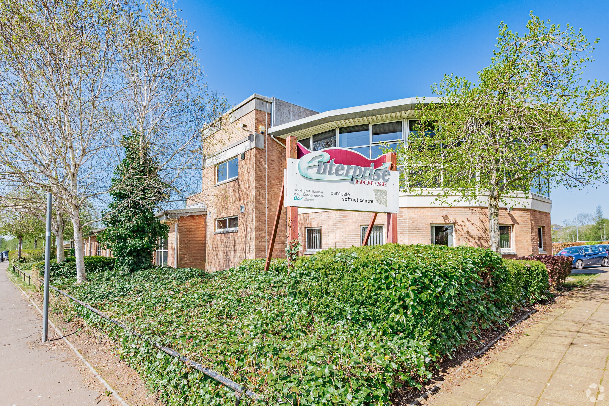 Strathkelvin Pl, Kirkintilloch to rent Primary Photo- Image 1 of 3