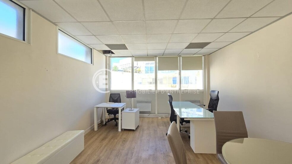 6 Rue Collange, Levallois-Perret to rent - Interior Photo - Image 2 of 23