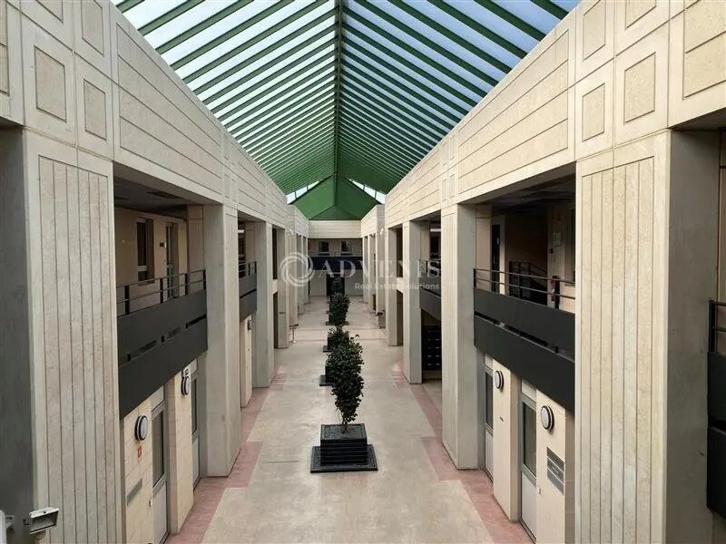 Office in Montigny-le-Bretonneux to rent Lobby- Image 1 of 8