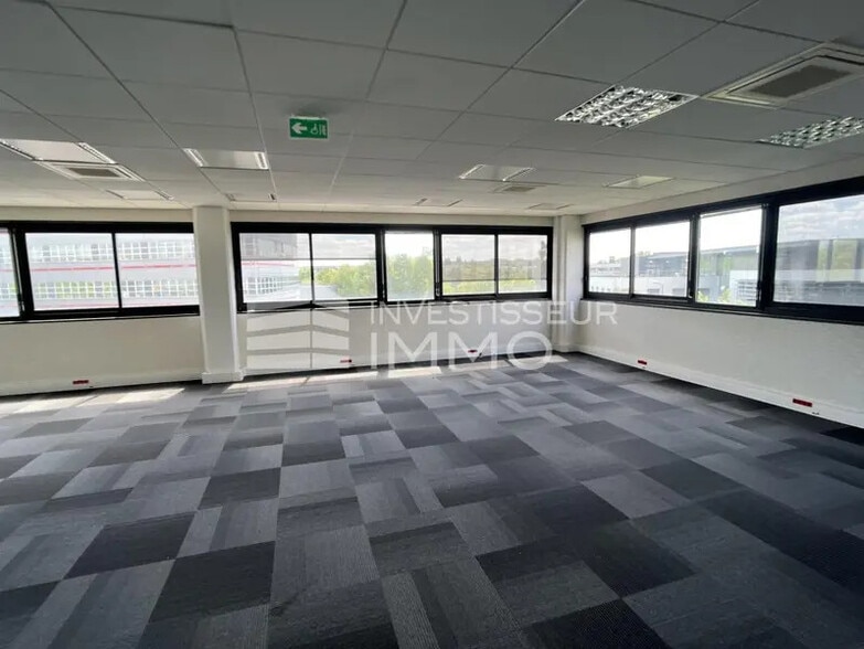 Office in Orly to rent - Interior Photo - Image 2 of 6