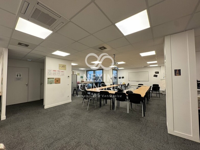 Office in Clichy to rent - Building Photo - Image 2 of 7