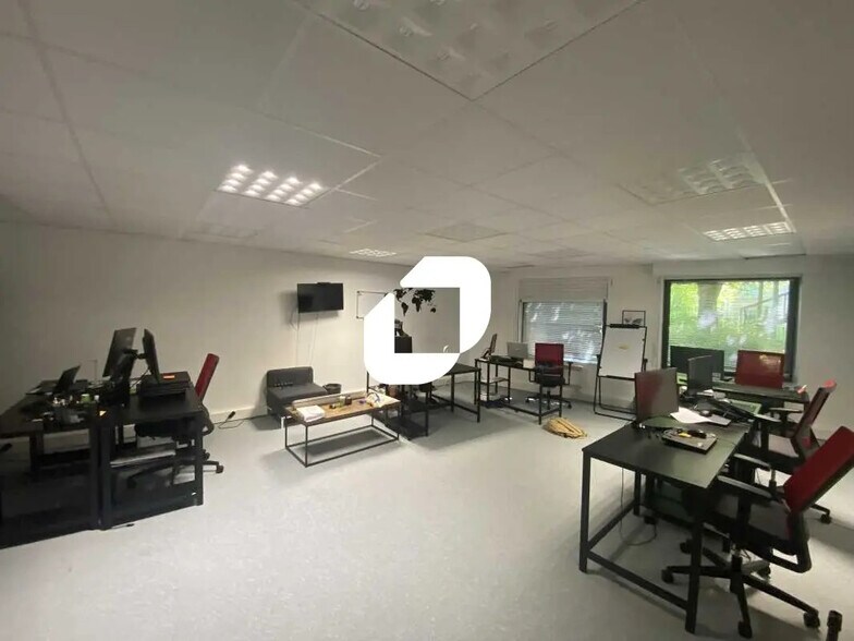 Office in Cergy to rent - Interior Photo - Image 1 of 9
