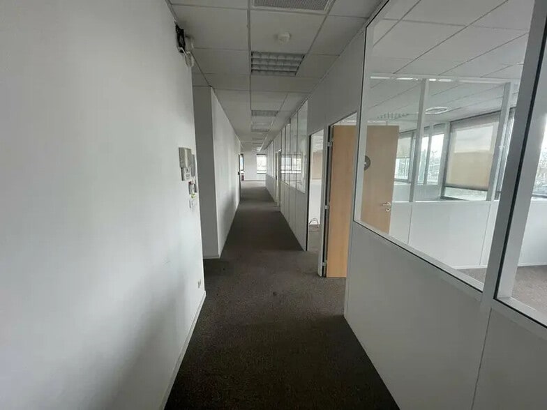 Office in CHAMPAGNE-AU-MONT-D'OR to rent - Interior Photo - Image 2 of 12
