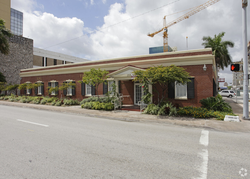 2500 Douglas Rd, Coral Gables, FL for rent - Building Photo - Image 2 of 19