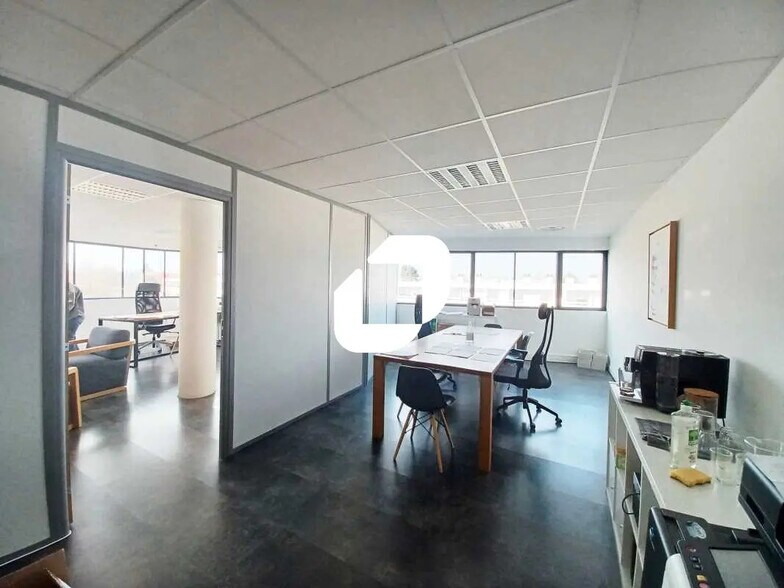 Office in Cenon to rent - Interior Photo - Image 2 of 2