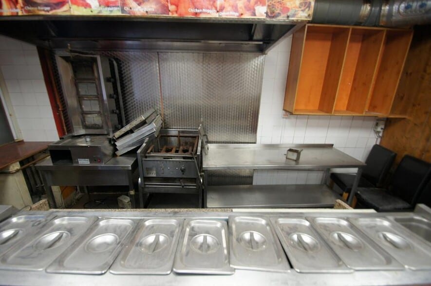 20 Whitby Rd, Ellesmere Port to rent - Building Photo - Image 3 of 12
